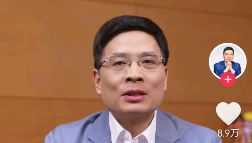 2025澳门资料大全免费完整版新,男朋友亲手给我做的黄金婚书,准确资料解释落实_VR版V11.65